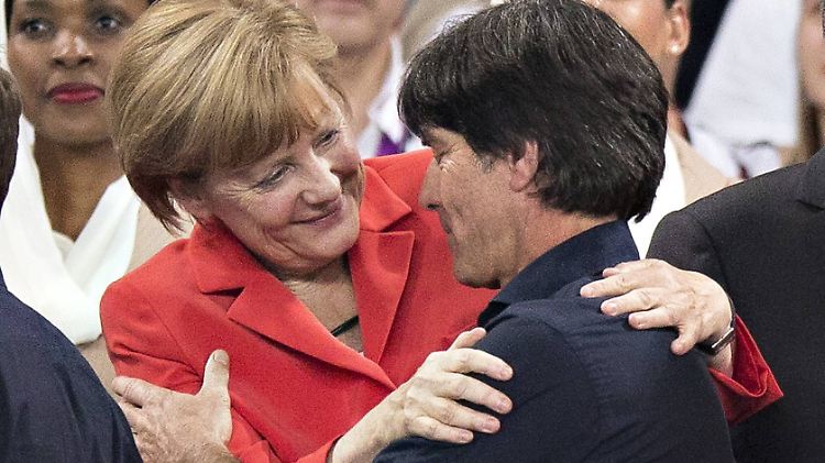 Ein gutes Abschneiden der DFB-Elf würde der Kanzlerin helfen, aber bei der Mannschaft von Joachim Löw läuft es zurzeit nicht rund.