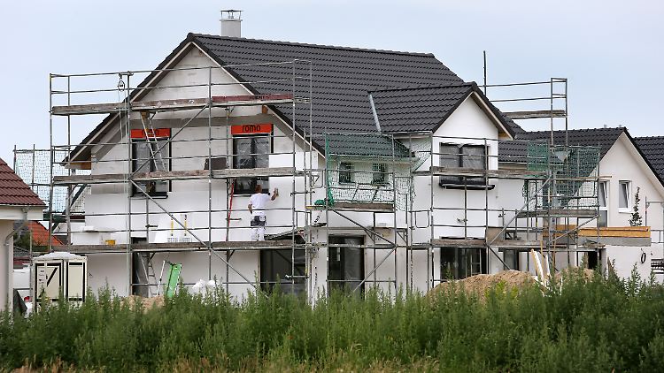 Aus Sicht der Immobilienbranche macht das Baukindergeld Häuser, Wohnungen und Grundstücke teurer.