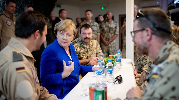 Blauer Blazer unter Tarnanzügen: Kanzlerin Merkel bei Bundeswehrsoldaten in Jordanien.