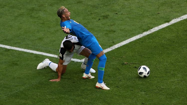 Neymar hätte in dieser Szene gerne einen Elfmeter bekommen. Nach Videobeweis gab's aber keinen.