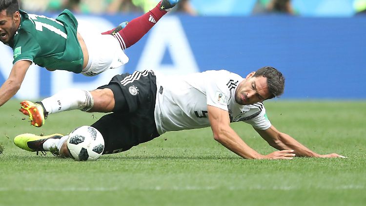 Gegen Mexiko meistens sehr aufmerksam, gegen Schweden wahrscheinlich verletzt: Mats Hummels hat Probleme mit dem Halswirbel.