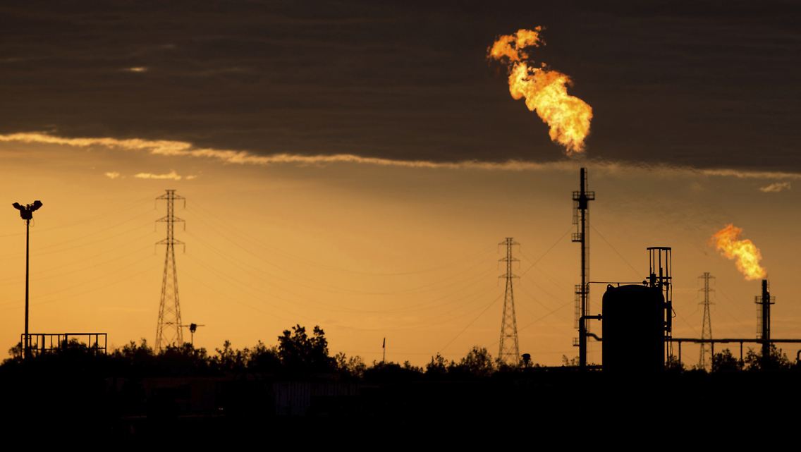 Fachleute halten es daher für zunehmend fraglich, ob die vom Ölkartell Opec angepeilte Förderanhebung um etwa eine Million Barrel pro Tag ausreicht, um die Produktionsausfälle auszugleichen.