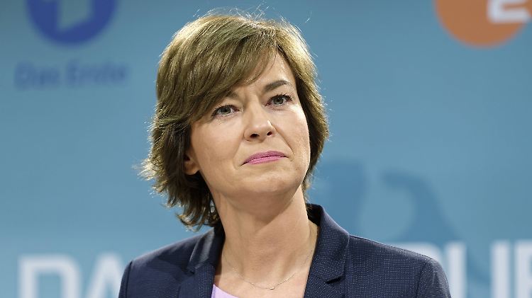 Maybrit Illner moderiert seit vielen Jahren für das ZDF.