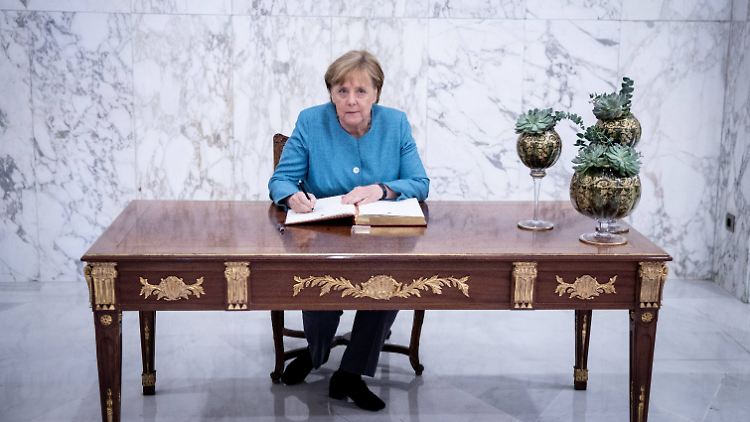 Angela Merkel trug sich in das Gästebuch des Präsidentenpalastes in Beirut ein.