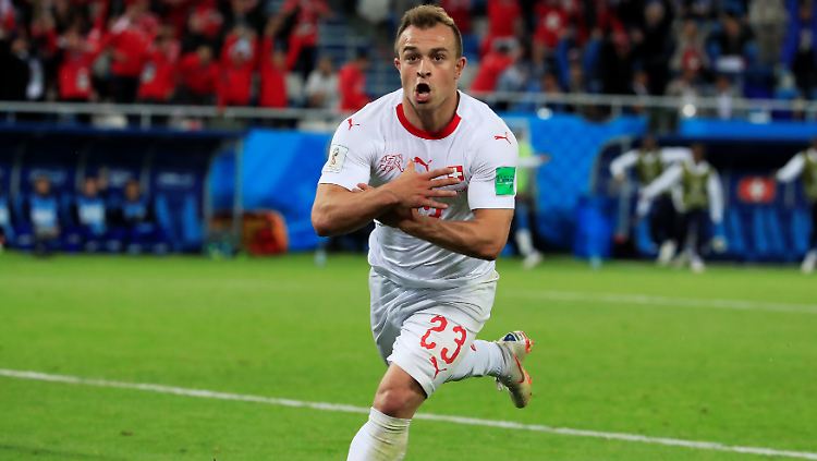 Mit einer späten Energieleistung führt Xherdan Shaqiri die Schweizer zum Sieg. Sein anschließender Doppeladler-Jubel provozierte die serbischen Fans.