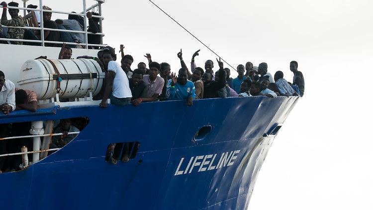 Die "Lifeline" hat nach eigenen Angaben mehr als 220 Flüchtlinge in internationalen Gewässern gerettet.