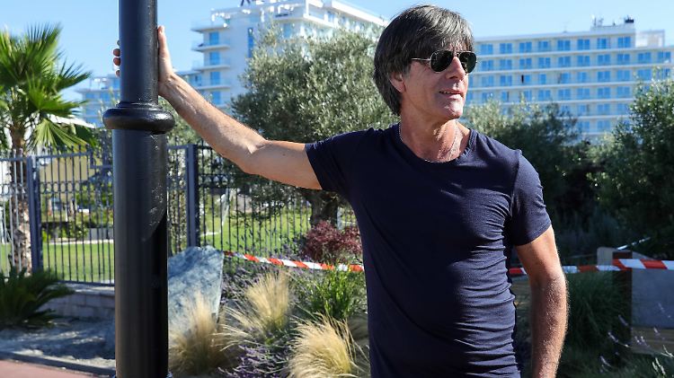 Joachim Löw genießt die Sonne an der Promenade von Sotschi. 