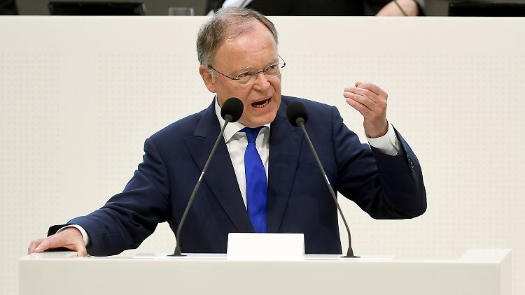 Als Niedersächsischer Ministerpräsident vertritt Weil sowohl die Interessen des Volkes, als in seiner Funktion als Aufsichtsrat auch die des VW-Konzerns. 