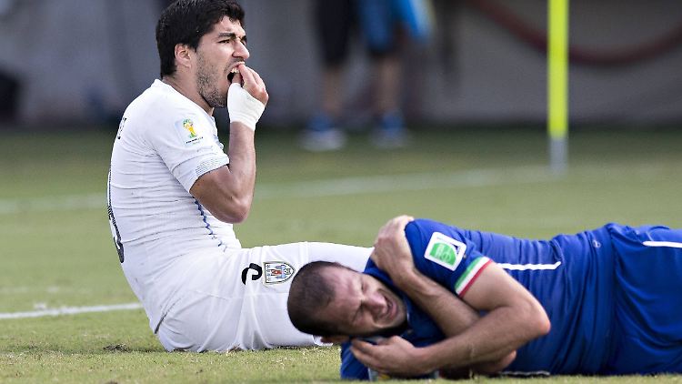 Dieser Biss tat weh: Luis Suárez fürchtet um die Stabilität seiner Zähne, Giorgio Chiellini um sein Leben.