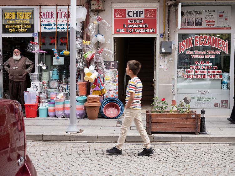 Zwischen Kleinwarenladen und Apotheke kaum zu erkennen: Die Zentrale der Oppositionspartei CHP.