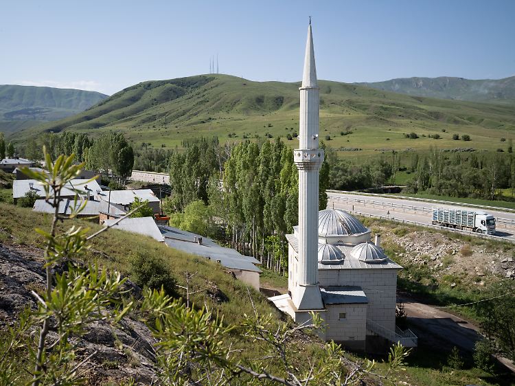 Rechts die neue Schnellstraße E97, links eine der Mini-Siedlungen mit eigener Moschee.