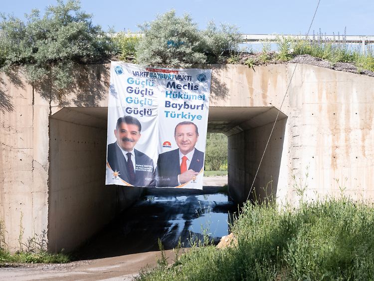 Die Opposition klagt über mangelnde Mittel, um Wahlwerbung zu finanzieren. Erdogan und seine AKP können sich sogar Banner an entlegenen Unterführungen leisten.
