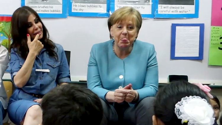 Bäääh! Bei ihrem Nahost-Trip besucht Kanzlerin Merkel eine Schule und macht Scherze mit den Kindern.