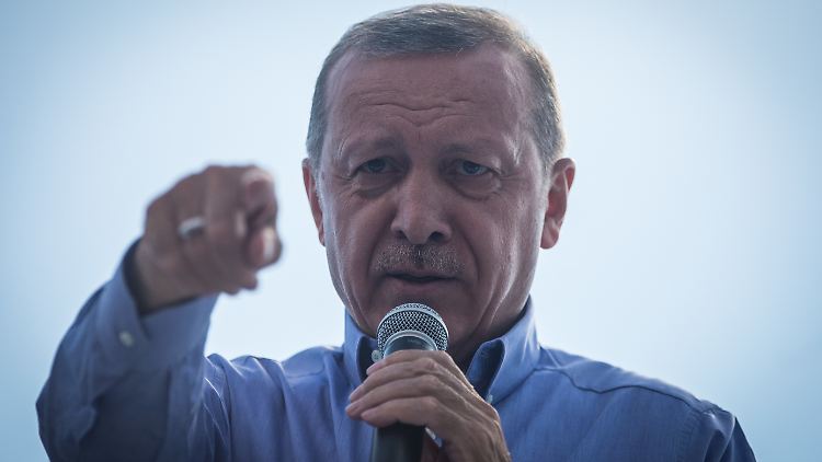 Erdogan rief seine Anhänger dazu auf, unbedingt wählen zu gehen. "Gott bewahre, dass Faulheit uns in eine schwierige Lage bringt", so der Präsident.