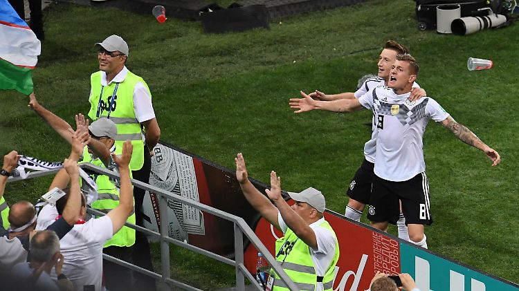 Ein Mann, ein Freistoß: Toni Kroos.