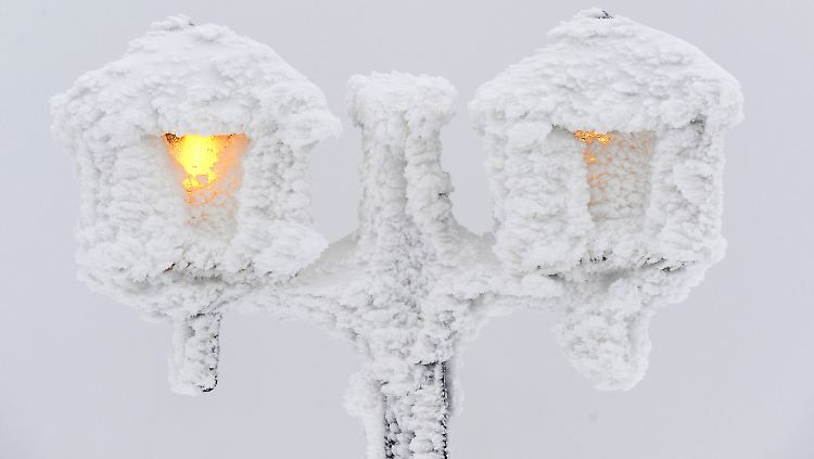 Auf dem Feldberg im Taunus liegen bereits 50 Zentimeter Schnee.