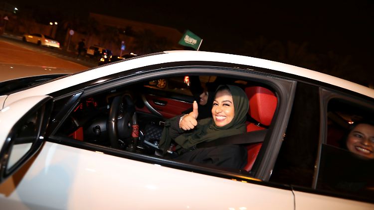 Viele Frauen in Saudi-Arabien haben schon längst ihren Führerschein im Ausland gemacht. Fahren durften sie in ihrer Heimat aber bislang nicht.