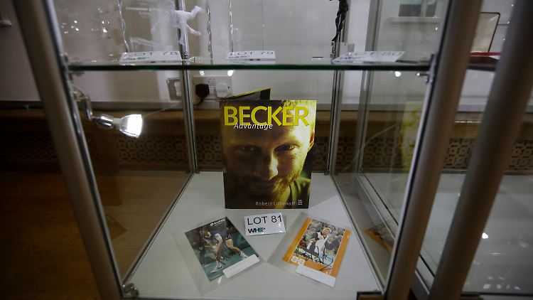 Autogramme und Trophäen von Boris Becker sind derzeit in London ausgestellt. Bis Ende Juni sollen sie versteigert werden. 