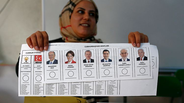 Fast 60 Millionen Türken sind aufgerufen, ein neues Parlament und einen Präsidenten zu wählen.