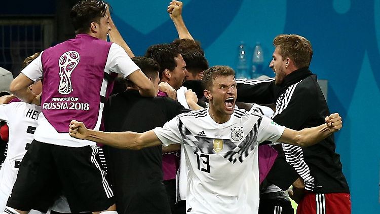 Die deutschen Nationalspieler bejubeln ihren Siegtreffer.
