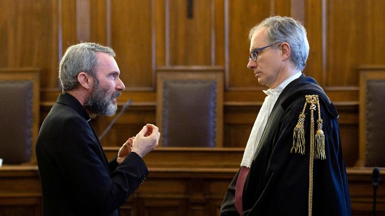 Der verurteilte Ex-Diplomat Capella (li.) berät sich vor der Urteilsverkündung noch mit seinem Anwalt.