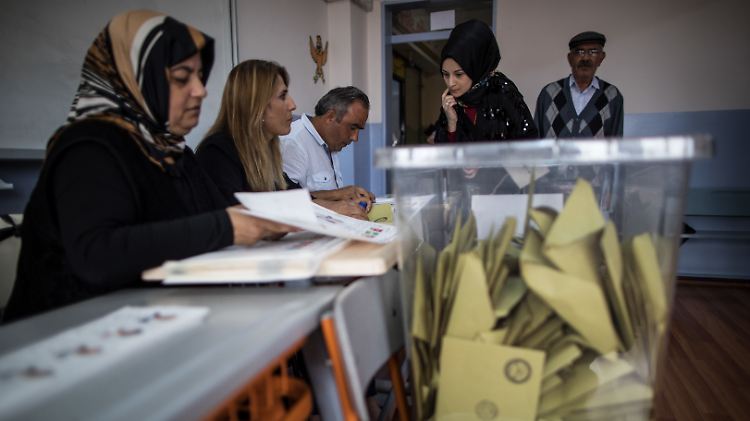 Fast 60 Millionen Türken sind dazu aufgerufen, ihre Stimmen abzugeben - so wie in diesem Wahlbüro in Istanbul.