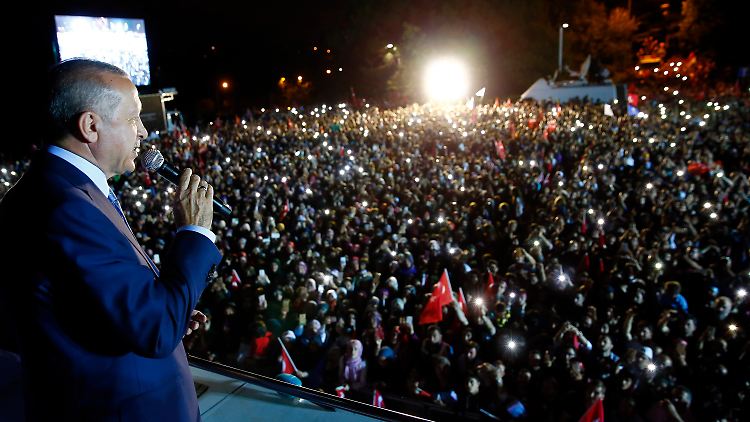 Erdogan wartete das offizielle Ergebnis gar nicht erst ab, bevor er sich zum Sieger erklärte.  