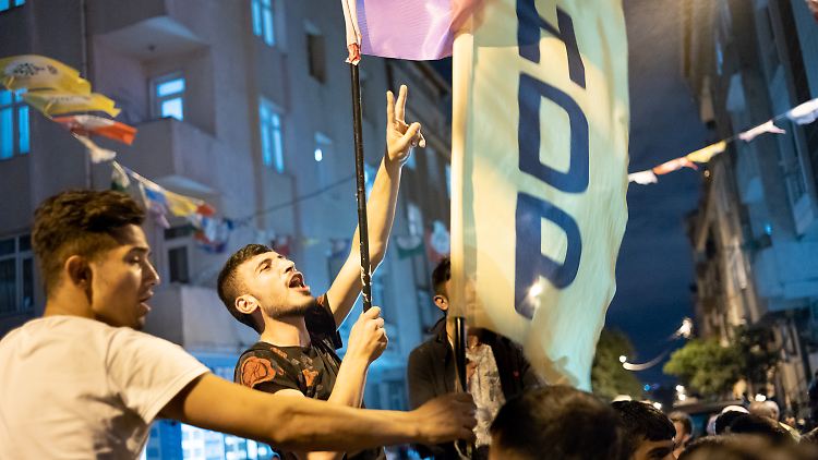 Ozan sagt: "Dass wir hier heute feiern, bedeutet den Anfang vom Ende der AKP"