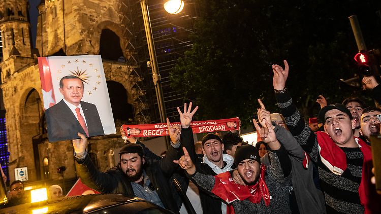 In Berlin feierten Erdogan-Anhänger unter anderem am Breitscheidplatz.