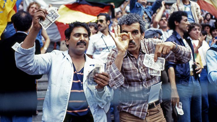 Algerische Fans winken mit Geldscheinen.