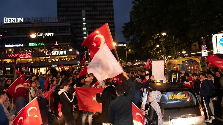 Anhänger Erdogans haben am Sonntagabend in Berlin seine Wiederwahl ausgelassen gefeiert.
