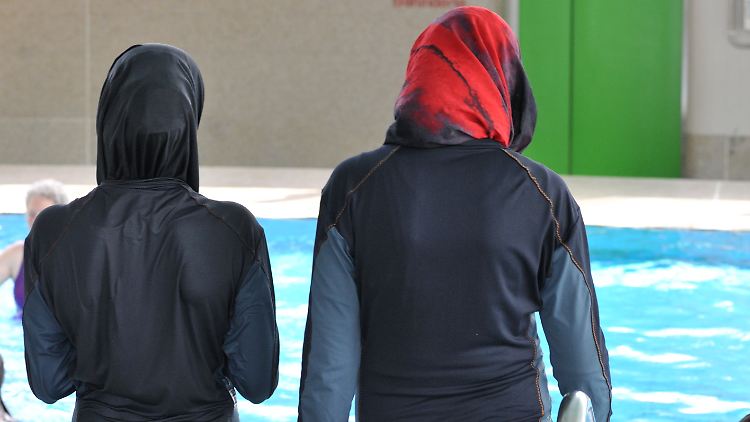 Burkinis bedecken bis auf Gesicht, Hände und Füße alle Körperteile.