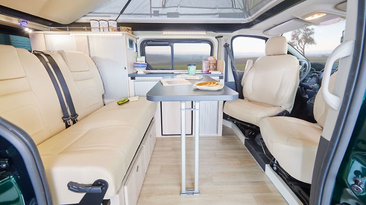Der nur 4,99 Meter lange Camper Danny 490 ist nach klassischem Muster mit Mittelsitzbank und drehbaren Vordersitzen aufgebaut.