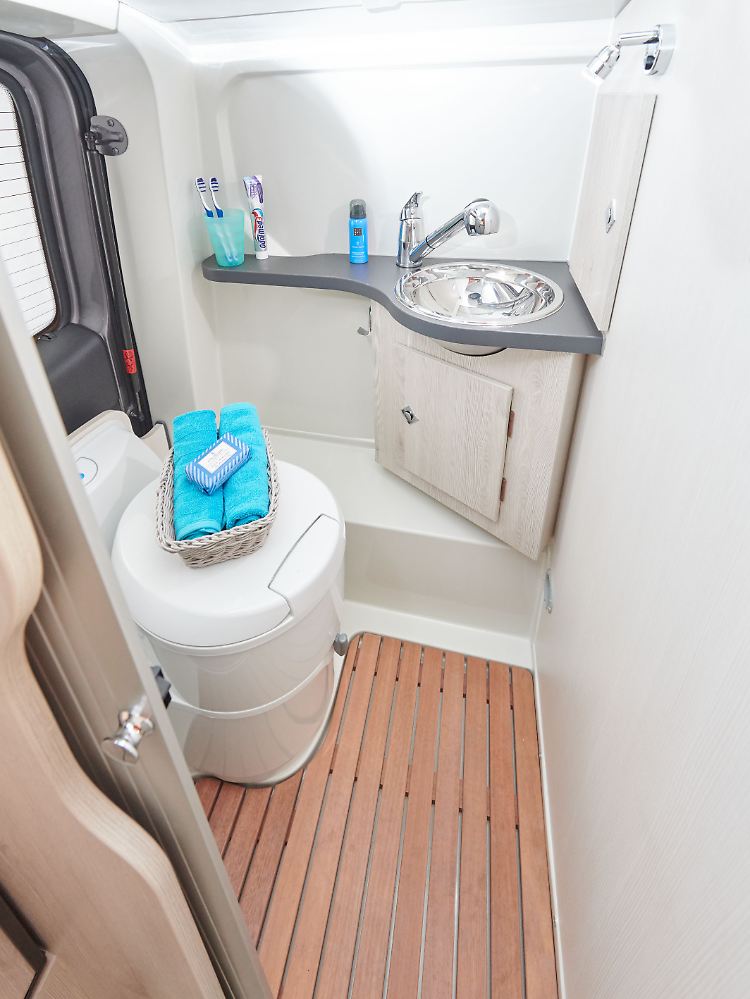 Die größere Ausführung, der Danny 530, leistet sich auf 40 Zentimetern ein voll ausgestatteten Waschraums mit WC und Dusche im Heck.