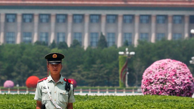 Straßenszene vor der Großen Halle des Volkes in Peking: Wie wird China auf die Abschottungsbemühungen der Amerikaner reagieren?