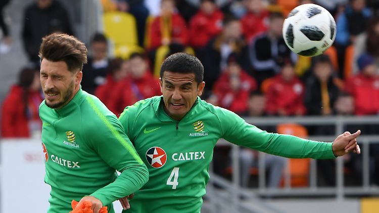 Matthew Leckie (links) im Duell mit Altstar Tim Cahill.