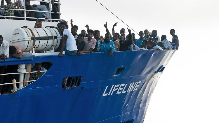 In der Nähe von Malta wartet die Besatzung mit rund 230 Migranten an Bord auf ein Ja aus einem europäischen Land, anlegen zu dürfen.