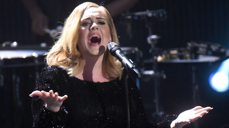 Sie tritt wieder ans Gesangsmikro: Adele.