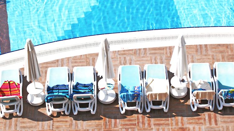 Das Handtuch noch vorm Frühstück reservieren? In Adult-Only-Hotels wird das nicht gern gesehen.