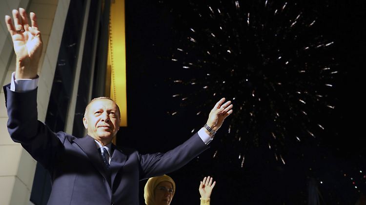 Recep Tayyip Erdogan kommt auf 52,58 Prozent der Stimmen und ist somit Sieger der Präsidentenwahl in der Türkei.