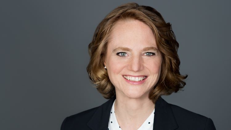Rechtsanwältin Dr. Alexandra Henkel ist Fachanwältin für Arbeitsrecht, Wirtschaftsmediatorin und Business Coach.