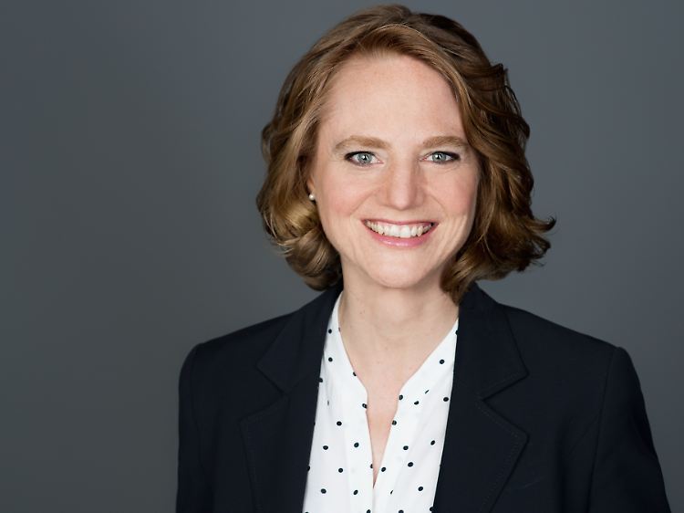 Rechtsanwältin Dr. Alexandra Henkel ist Fachanwältin für Arbeitsrecht, Wirtschaftsmediatorin und Business Coach.