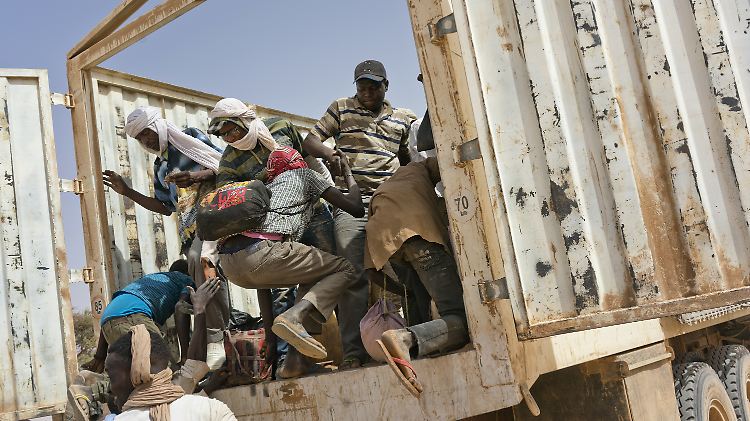 Für ein "abgeschlossenes Dorf" für Flüchtlinge in Afrika plädiert EU-Kommissar Oettinger. 