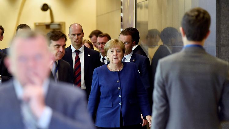 Auf der Suche nach der europäischen Lösung: Angela Merkel am Sonntag in Brüssel.