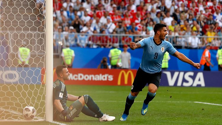 Suarez startet den Torreigen für Uruguay. 