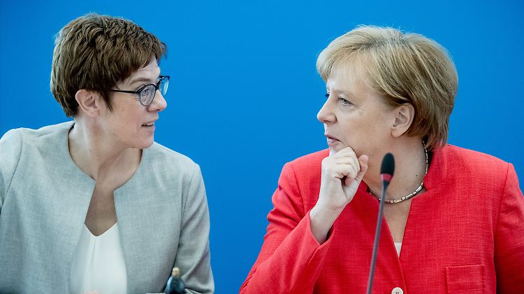 CDU-Generalsekretärin Kramp-Karrenbauer (links) unterstützt den Kurs von Kanzlerin Merkel.
