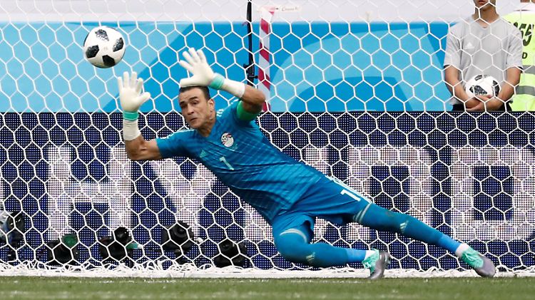 Ägyptens Torhüter Essam El Hadaray stellt einen neuen WM-Altersrekord auf.