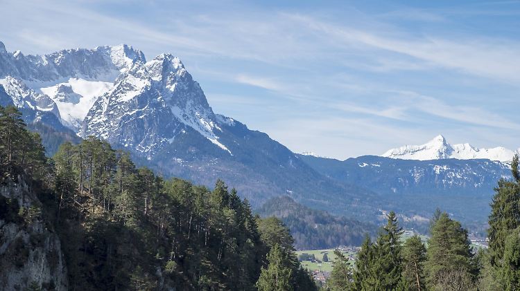 Deutschlands höchster Gipfel, die Zugspitze, scheitert heute knapp an der 3000er-Marke.