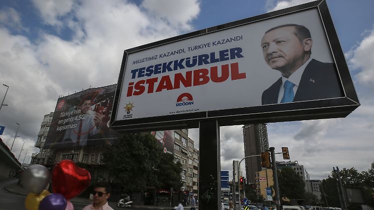 Erdogan bedankt sich nach der Wahl bei seinen Wählern in Istanbul.