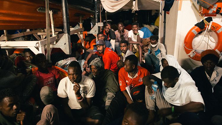 Die meisten der Geretteten sind Männer, es sind aber auch 14 Frauen und vier Kinder unter drei Jahren unter ihnen.